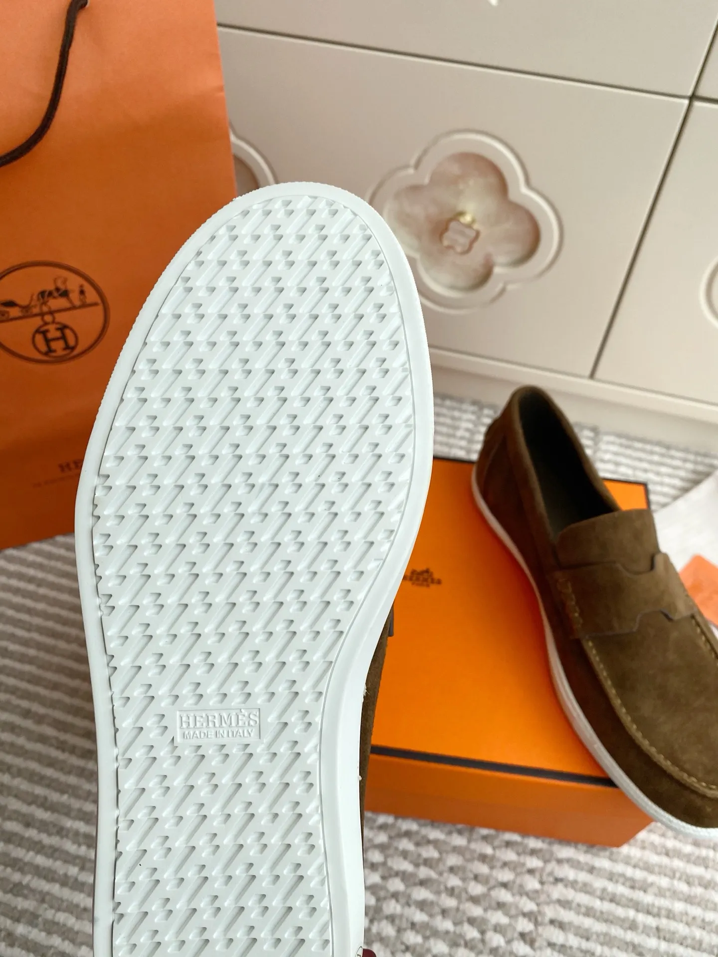p560✨Hermes Couple Loafers｜Walking in the urban high-end, easily wearing Hermès temperament✨Who says luxury and comfort can’t have both?  This pair of H’s classic loafers really does it!  ▪️"Customized imported Yangjing fabric" is soft and delicate ▪️"Full sheepskin lining" + "soft-soled shoes" design. Your feet will be healed the moment you put them on~ It's like stepping on clouds☁️You won't feel tired after walking all day!  The iconic "H" buckle is low-key and luxurious. It is matched with a rubber outsole. It is lightweight and stylish. Whether you are commuting or shopping, you can easily achieve casual urban style🏙 Can be worn by couples. Full range of sizes, girls 35-41 | boys 39-45. Wear them together when going out. Sweet and high-end💑 Original mold opening. Details are in place. Those who understand will be attracted at a glance ️❤️ #Hermès loafers #coupleshoes #lightweight and versatile shoes